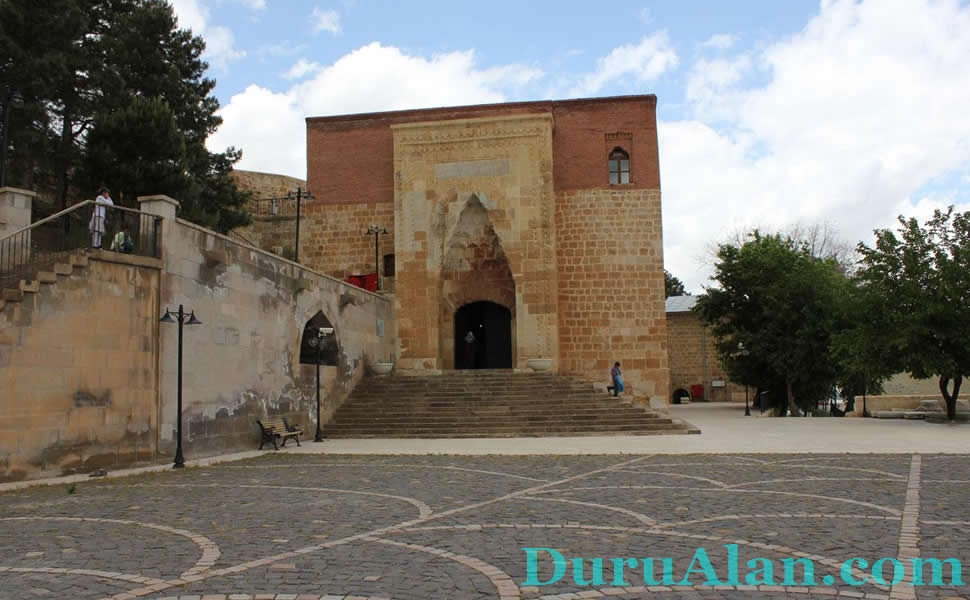 Eshab-ı Kehf Külliyesi, Kahramanmaraş'ın Afşin ilçesinde bir tepe üzerine inşa edilmiştir. 13. yüzyıldan kalma cami Devamını Oku...